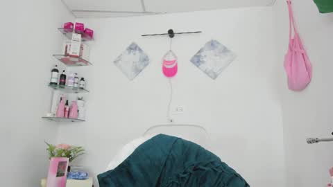 Snapshot of sweet_litle chatting on 07-17-26, 04:19 sweet_litle online show from 07-17-26, 04:19