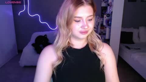 Snapshot of sweet_nicole_333 chatting on 06-12-26, 07:51 sweet_nicole_333 online show from 06-12-26, 07:51