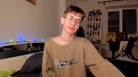Snapshot of sweet_peach__ chatting on 12-27-24, 01:43 kira online show from 12-27-24, 01:43