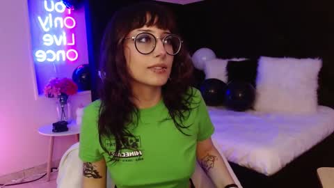 Snapshot of sweet_roxanee chatting on 11-08-25, 04:12 Roxanee online show from 11-08-25, 04:12