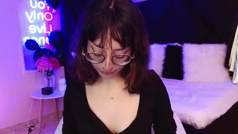 Snapshot of sweet_roxanee chatting on 11-26-25, 04:35 Roxanee online show from 11-26-25, 04:35