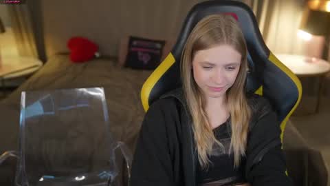 Amelia online show from 06-17-26, 10:50