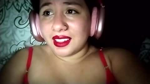 Snapshot of sweetie__annie chatting on 03-08-25, 03:50 Ana Mara i cant Make noise My family is here online show from 03-08-25, 03:50