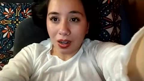 Snapshot of sweetie__annie chatting on 01-13-26, 05:13 Ana Mara i cant Make noise My family is here online show from 01-13-26, 05:13