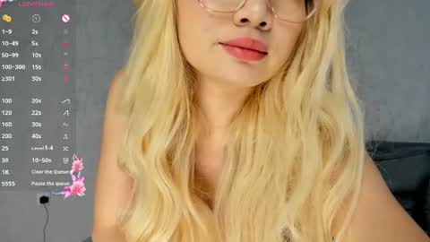 Snapshot of sweetie_peach_ chatting on 06-20-26, 07:33 sweetie_peach_ online show from 06-20-26, 07:33