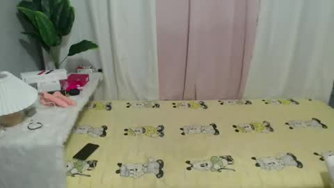 Snapshot of sweetjuliaa17 chatting on 10-17-25, 05:43 -TheGirlnamedJULIA- online show from 10-17-25, 05:43