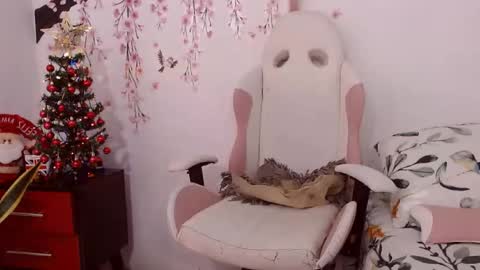 Snapshot of sweetkatik chatting on 12-19-25, 04:25 karen online show from 12-19-25, 04:25