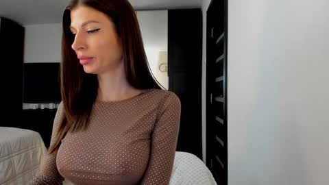 Snapshot of sweetndcrazy chatting on 09-30-25, 06:07 Nicole online show from 09-30-25, 06:07