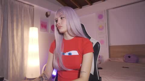 Cat independent model  online show from 02-26-26, 02:54