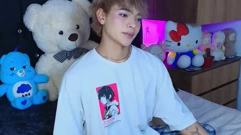 Snapshot of sweettfoxx chatting on 11-18-25, 05:01 Neffer online show from 11-18-25, 05:01