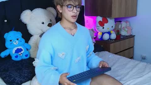 Snapshot of sweettfoxx chatting on 11-19-25, 05:29 Neffer online show from 11-19-25, 05:29