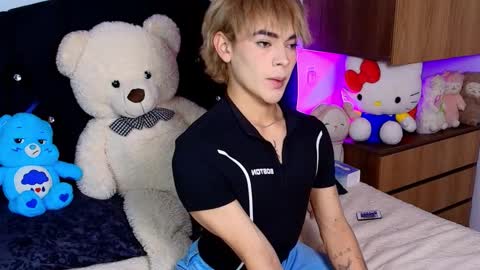 Snapshot of sweettfoxx chatting on 11-26-25, 05:19 Neffer online show from 11-26-25, 05:19