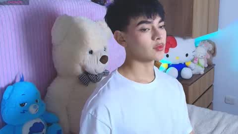 Snapshot of sweettfoxx chatting on 12-23-25, 03:04 Neffer online show from 12-23-25, 03:04