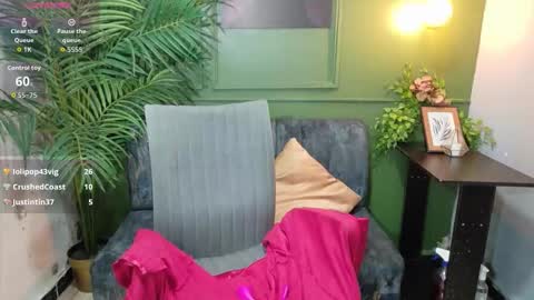 Snapshot of sweety_smilee chatting on 02-22-26, 07:40 Emma online show from 02-22-26, 07:40