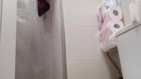 Snapshot of sweetywhity2 chatting on 01-01-25, 06:06 Silvia online show from 01-01-25, 06:06