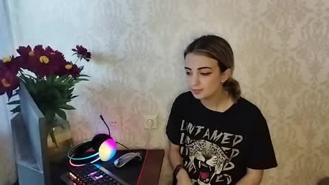 Snapshot of sylviaoris chatting on 05-31-26, 02:35 Emily online show from 05-31-26, 02:35