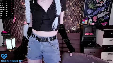 Snapshot of sylvie_fey chatting on 01-05-25, 12:20 Sylvie online show from 01-05-25, 12:20