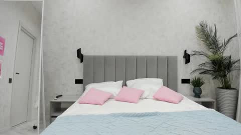 Mila online show from 10-22-25, 12:44