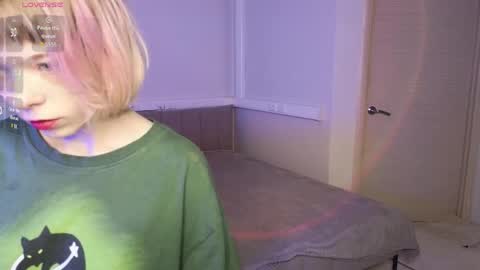 Snapshot of t1nker_bell chatting on 05-31-26, 01:25 Alice online show from 05-31-26, 01:25