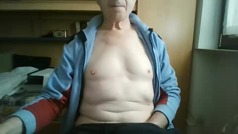 Snapshot of t5519t chatting on 10-19-25, 11:44 t5519t online show from 10-19-25, 11:44