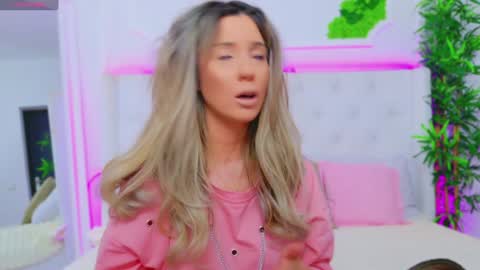 Snapshot of taahiraarabian chatting on 12-12-24, 01:28 Arianna online show from 12-12-24, 01:28