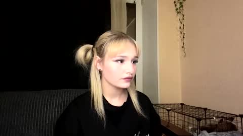 Mia online show from 03-21-26, 06:00