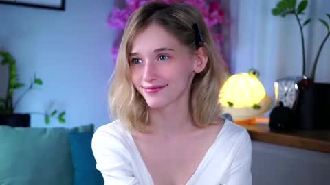 Snapshot of taitehambelton chatting on 03-11-25, 04:54 Mia online show from 03-11-25, 04:54