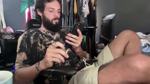 Snapshot of talktomebbzin chatting on 04-06-26, 01:01 mrT online show from 04-06-26, 01:01