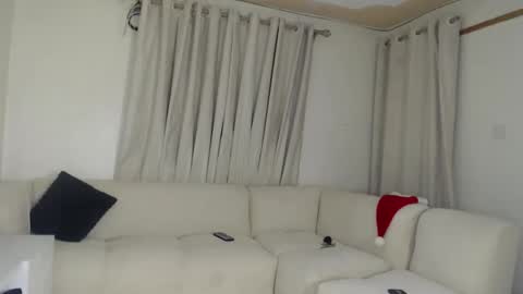 Snapshot of tannia004 chatting on 12-15-25, 11:09 tania online show from 12-15-25, 11:09