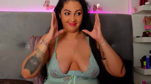 Snapshot of tanyakrosss chatting on 10-11-25, 05:17 Tania online show from 10-11-25, 05:17