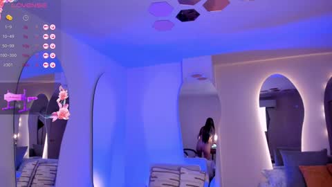 Snapshot of taralawrence chatting on 01-19-25, 08:19 Tara Lawrence online show from 01-19-25, 08:19