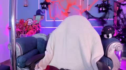 Snapshot of tarataylorr chatting on 10-30-25, 02:46 Tara online show from 10-30-25, 02:46