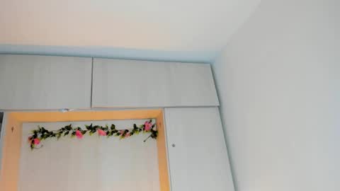 Snapshot of tarawiilson_ chatting on 10-09-25, 04:10 T A R A online show from 10-09-25, 04:10