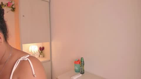 Snapshot of tarawiilson_ chatting on 10-12-25, 04:11 T A R A online show from 10-12-25, 04:11