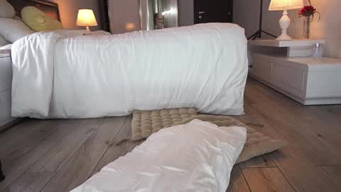 Snapshot of tasty_tomato chatting on 11-12-25, 01:22 RHEA pronanciation like Reya online show from 11-12-25, 01:22