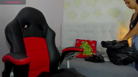 Snapshot of tatilarson chatting on 12-15-25, 12:53 TATI online show from 12-15-25, 12:53