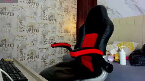 Snapshot of tatilarson chatting on 03-27-26, 07:24 TATI online show from 03-27-26, 07:24