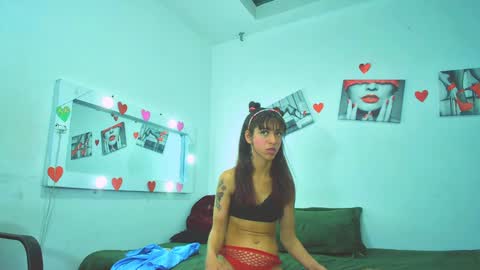 Snapshot of tatis_blux chatting on 01-25-25, 06:35 Tatiana online show from 01-25-25, 06:35