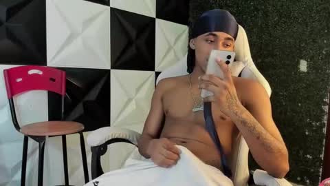 Snapshot of taylor_bigdick18 chatting on 03-05-26, 12:06 Taylor online show from 03-05-26, 12:06