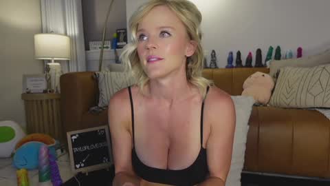 Snapshot of taylor_love_303 chatting on 09-17-25, 10:06 Taylor --  online show from 09-17-25, 10:06