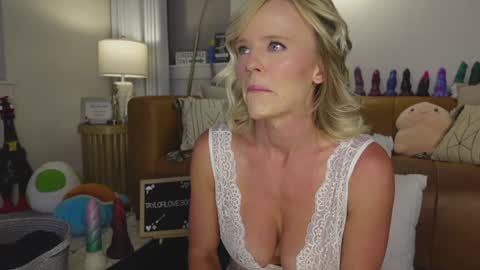 Snapshot of taylor_love_303 chatting on 09-23-25, 10:18 Taylor --  online show from 09-23-25, 10:18