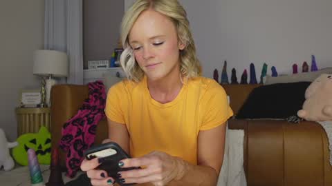 Snapshot of taylor_love_303 chatting on 10-12-25, 10:03 Taylor --  online show from 10-12-25, 10:03