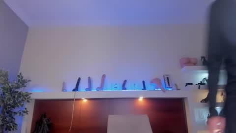 Taylor online show from 10-04-25, 05:44