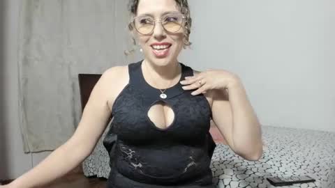 taylorhot72_ online show from 02-01-25, 05:18