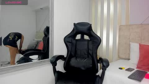 Snapshot of tayra_pradit chatting on 01-10-25, 10:57 tayra online show from 01-10-25, 10:57