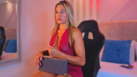 tayra online show from 07-25-26, 07:00