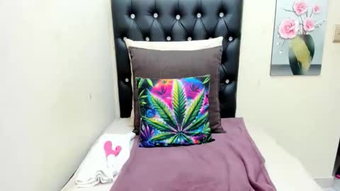 Snapshot of temptressqeen chatting on 10-30-25, 05:46 temptressqeen online show from 10-30-25, 05:46