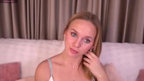 Snapshot of tendercrush chatting on 12-21-25, 06:15 Ellis online show from 12-21-25, 06:15