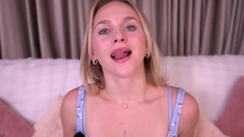 Snapshot of tendercrush chatting on 12-22-25, 06:16 Ellis online show from 12-22-25, 06:16