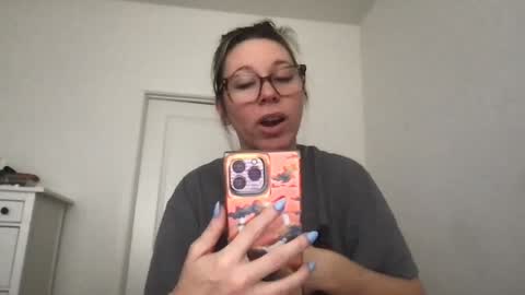 Snapshot of texas_blonde chatting on 12-17-25, 05:30 Daphne Summers online show from 12-17-25, 05:30